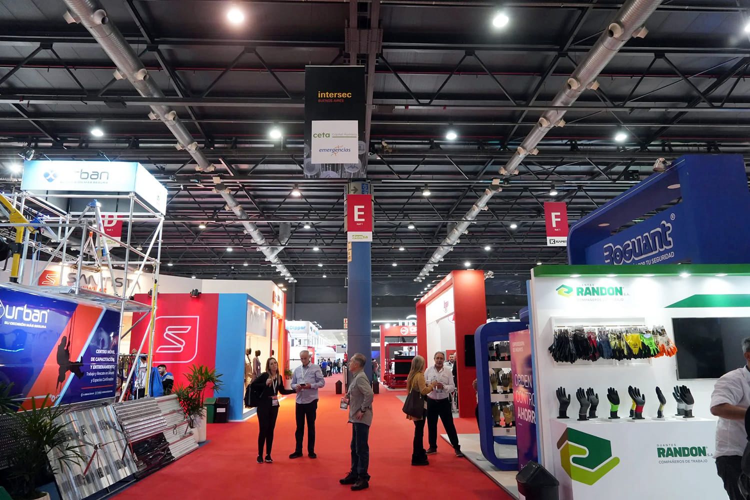 Perspectiva general de la feria InterSec Buenos Aires en La Rural