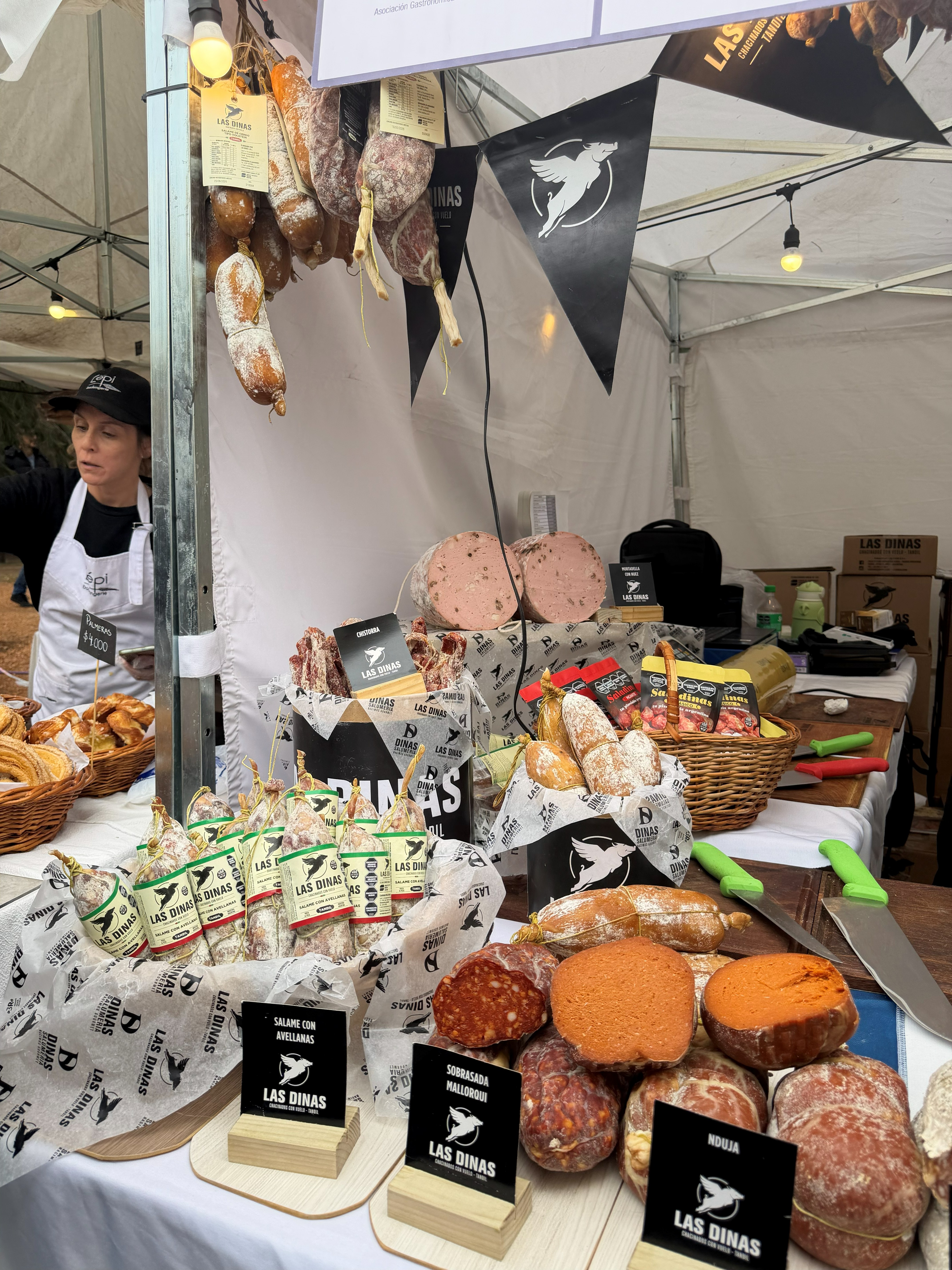 Stand Las Dinas — charcutería francesa