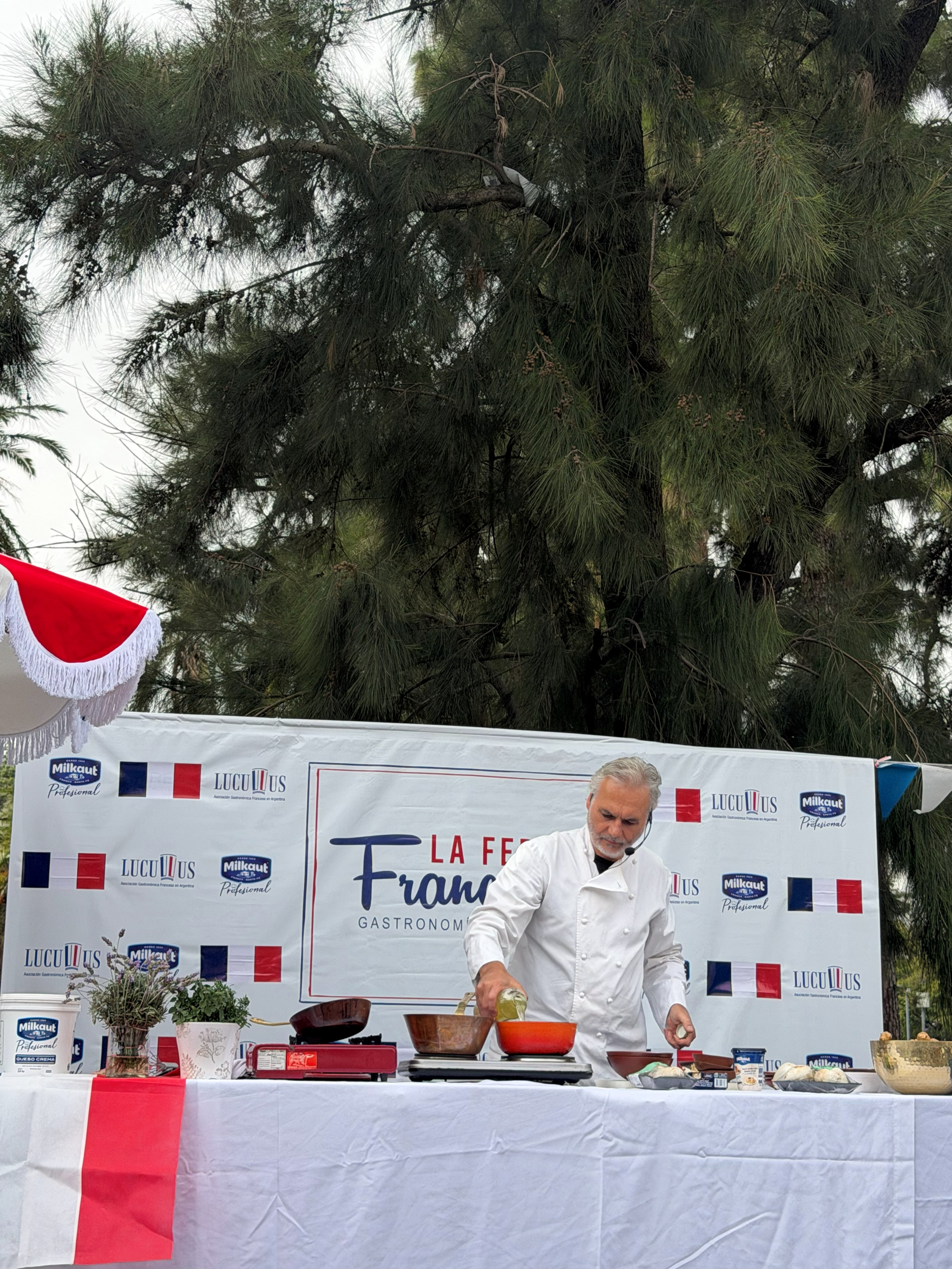 Sebastián Fouillade cocinando en el escenario